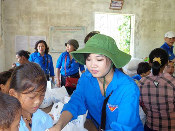 Hoạt động tình nguyện “Hành trình về miền Trung” năm 2013