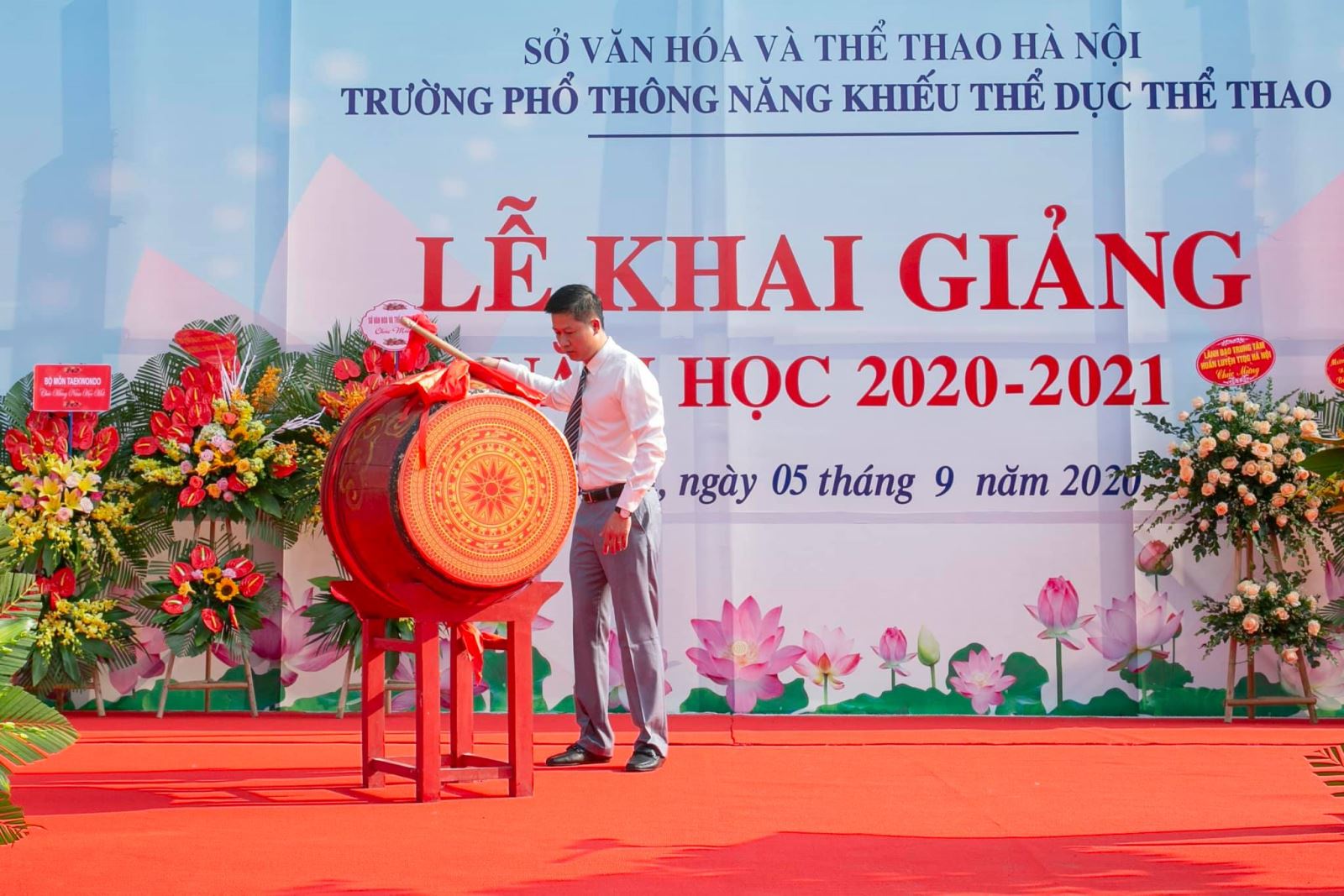 Ông Nguyễn Phúc Anh - Bí thư Chi bộ, Hiệu trưởng nhà trường thực hiện nghi thức đánh trống - Khai giảng năm học 2020 - 2021.